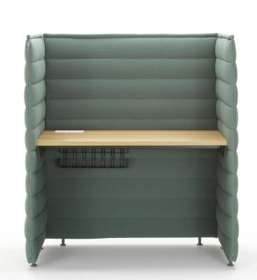 Vitra Alcove Plus Desk Medium: Grüner, gepolsterter Schreibtisch mit Holzplatte und Kabelmanagement für Büro und Homeoffice.
